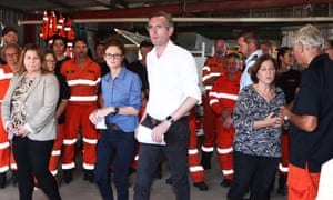 El primer ministro de New Gales del Sur, Dominic Perrottet, acompañado por el nuevo ministro de inundaciones, Steph Cooke, en la sede de SES en Ballina ayer.