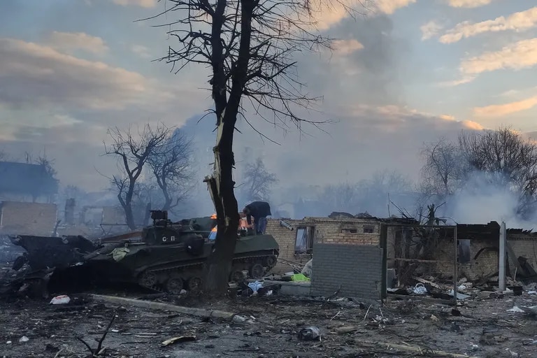 PRESENTADO - 27 de febrero de 2022, Ucrania, Bucha: El equipo militar ucraniano se ve destruido durante las hostilidades con el ejército ruso en Bucha.  Foto: - / Ukrinform / dpa